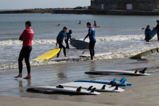 Buen ambienle en la escuela de surf 